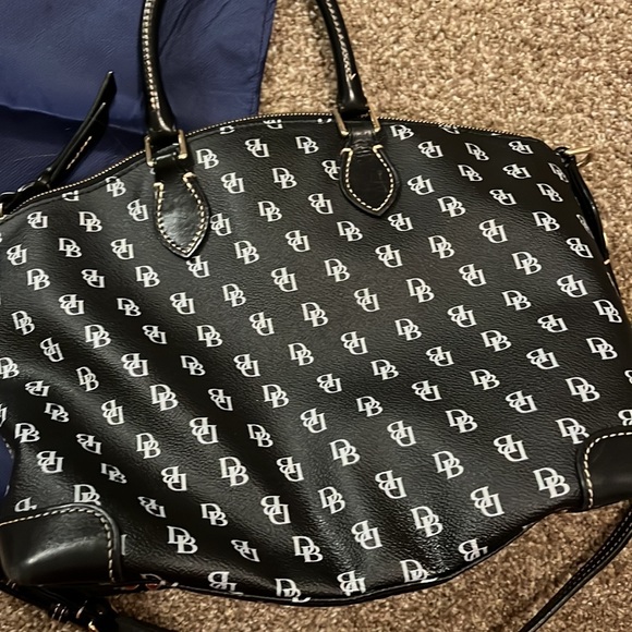 Dooney & Bourke dome Leather shoulder purse with crops body strap - Picture 4 of 9